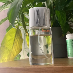 Parfym - En dyr parfym alltså märket är dyrt. Använd cirka typ 2-3 gånger 