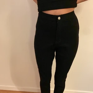 Skinny jeans - Skinny jeans i s som känns som legins så om du tycker jeans är osköna e dom här perfekta tjejen som har på byxorna har xs så vi ha knutit dom tittare så tro inte de inte kommer passa er . Köpt för 199 kr men har använt 1 gång 