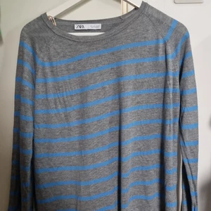 Randig tröja från zara strl large - Säljer en grå och blå randig tröja från zara, den är andvänd runt 2 gånger så nästan helt oanvänd. Den har inga defekter! Storlek large men passade mig som oftast har xs-s!💕