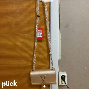 Valentino divina  - En Valentino Divina väska i färgen oro till salu, den är helt oanvänd och nypriset är 750 kronor, doch har den små repor och därför är priset 450 kronor. Köparen står för frakten. Om det finns något du undrar skriv gärna till mig för att den gar ingen användning😊 (det står plick där nere för att jag la upp en ny annons med samma bilder)