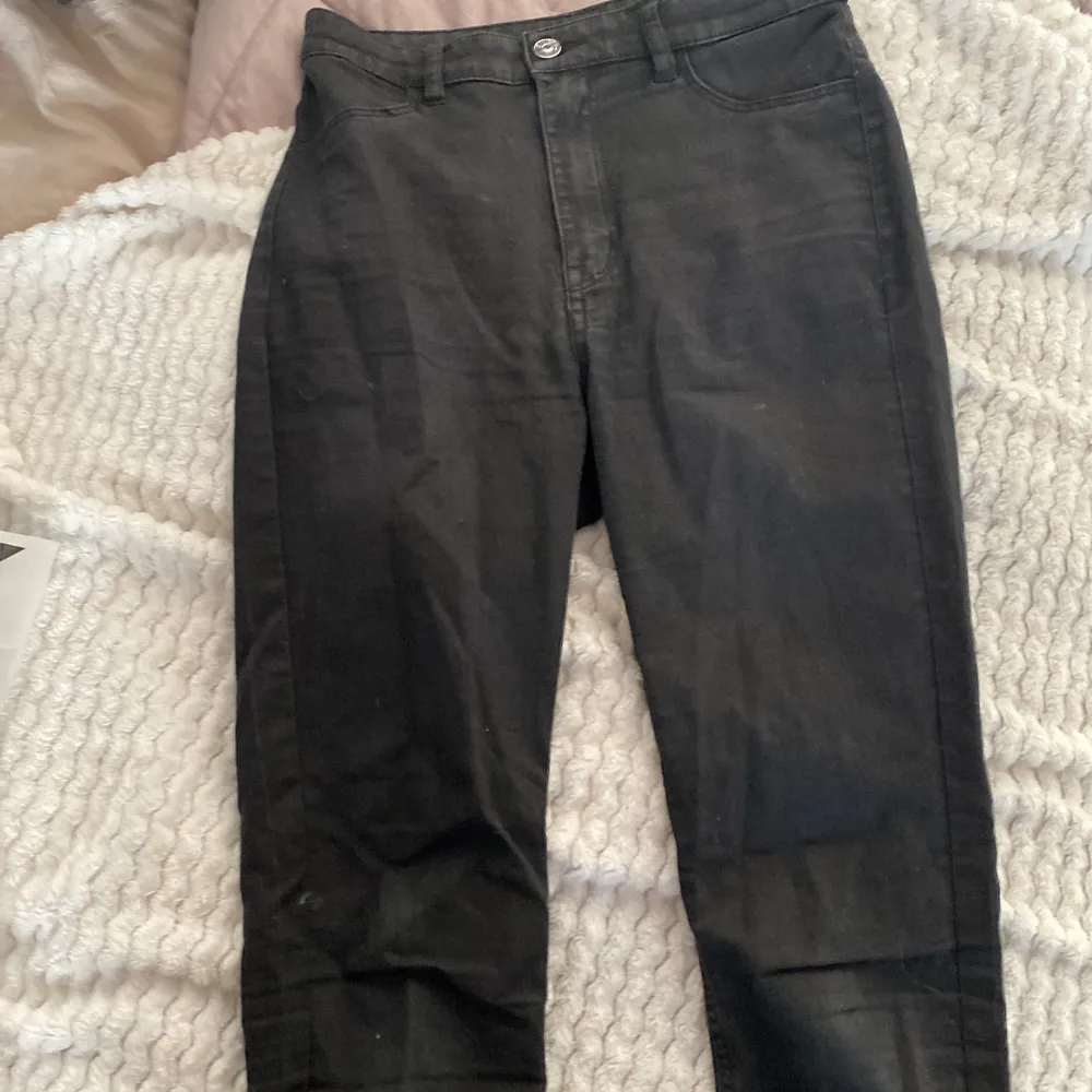 Skinka jeans som sitter bra o inte använt så mycket , så den är inte slitna , storlek 36 men även folk som har xs kan ha dem. Pris 60 kr. . Jeans & Byxor.