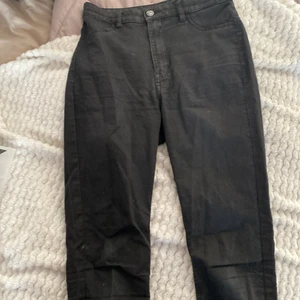Jeans - Skinka jeans som sitter bra o inte använt så mycket , så den är inte slitna , storlek 36 men även folk som har xs kan ha dem. Pris 60 kr. 