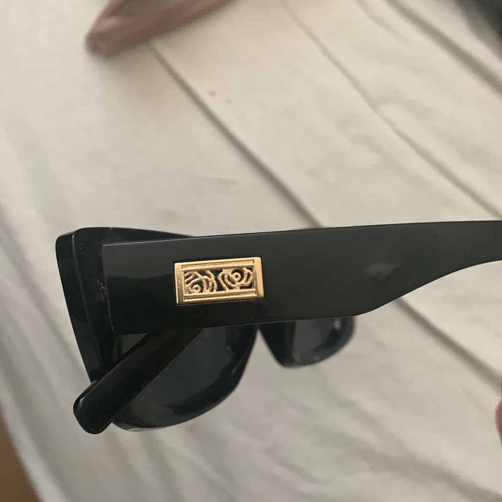 Säljer dessa svarta solglasögon då jag inte passar i dom!💞 Aldrig använda. Accessoarer.