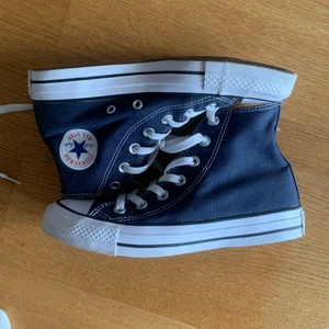 Mörkblå convers - Jätte fina mörkblåa convers som tyvär är för små för mig. Det är en liten skroma på det vita där framme ( titta på bild 3). Köparen står för frakt