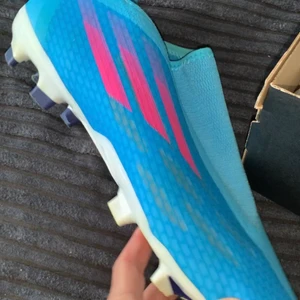 Fotbollskor - Helt nya fotbolls skor använda 1 gång men tvättade och är för stora för mig 