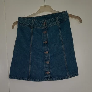 H&M - Den här H&M jeans skjol är fint och kort å ser ut som ny 