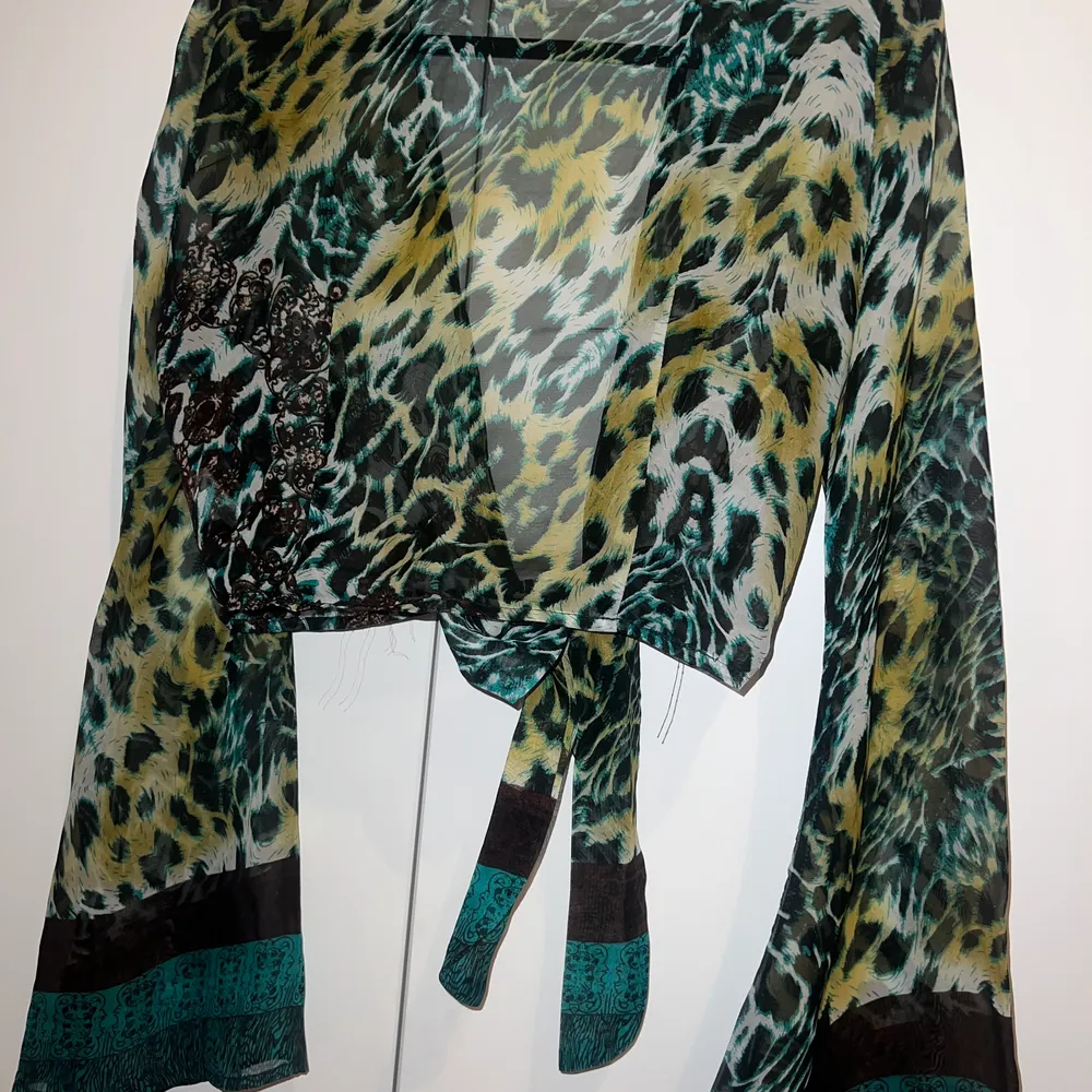 Leopardmönstrad tröja från PLT. Superfin, älskar denna tröja. Säljer på grund av att jag inte använder den så mycket. . Toppar.