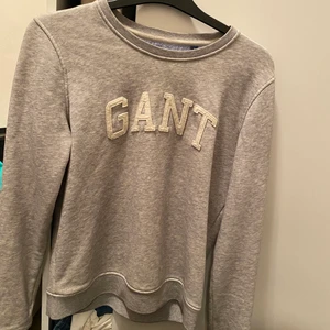 Tröja - Fin gant tröja grå med vit text storlek S