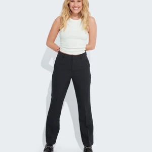 Vid kostymbyxa - Säljer dessa superfina svarat kostymbyxor från Bikbok. Jag säljer dom då de är lite stora och då inte kommer till användning💞 Kom privat för egna bilder. Köptes för 399kr pris kan diskuteras 