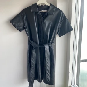 Skinnklänning - Skinnklänning som är kortare i modellen. finns band i midjan men är snygg även utan! superbra skick 🫶🏼