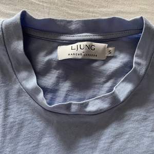 En Marcus Ljung t-shirt i snygg blå färg som jag tappat intresse för. Använd några gånger men bra skick, 8,5/10. Väldigt snygg till sommaren med en go bränna! Priser och fler bilder kan diskuteras privat!