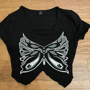 T-shirt från shein - T-shirt från shein, köpt i höstas fint använd fåtal gånger i fint skick. Storlek S