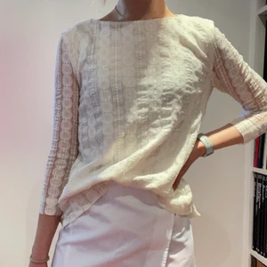 Esprit blus [Ny] - Säljer en helt ny blus från Esprit💜Lapp sitter kvar. Blusen är i spets och med 3/4 ärm☀️