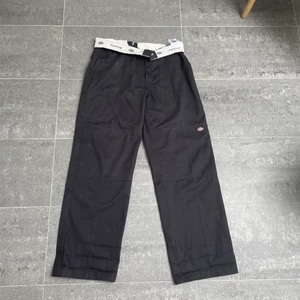 Dickies double knee byxor  - Säljer mina skit coola double knee dickies byxor. De har ganska baggy passform. Skriv om ni har några frågor 😃.