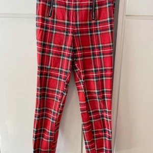 Plaid byxor  - Ett är plaid byxor med snygga dragkedjor! Köpta för något år sedan och är skit snygga men de har tyvärr blivit för små, leverans går att lösa(köparen står då för frakten)