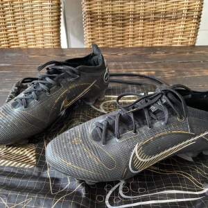 Nike fotbolls skor - Säljer dom här fina skorna. Mycket bra skick, använda Max 5gånger. Säljer pågrund av att dom är för små. Skriv för fler frågor eller annat!