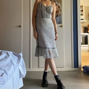 ljusblå blommig klänning - säljer den här jättefina ljusblåa blommiga klänningen från soaked eftersom den tyvärr är för stor för mig över bysten </3. använd en gång. har insydd underklänning så inte genomskinlig. har justerbara axelband som går att dra åt hårdare eller göra lösare. knappar upptill som går att knäppa upp. strl: 38. pris 149kr + frakt 52kr eller mötas upp i Stockholm, gärna Huddinge eller Enskede men går inte det så går det att lösa! 🙌🏻💕