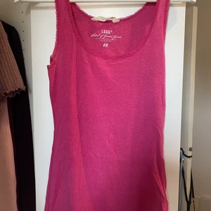 Rosa linne - Rosa linne. Väl använd men i okej skick. Spets på kanterna (se bild). Storlek Medium. 