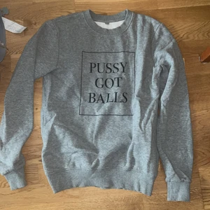 Collegetröja XS - Collegetröja i xs med tryck ”pussy got balls”. Rätt liten i storlek. Pris inkl frakt. Kan mötas upp för 200kr på Södermalm, Stockholm . 