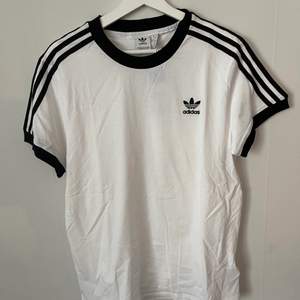 Oanvänd T-shirt från Adidas. Strl 40