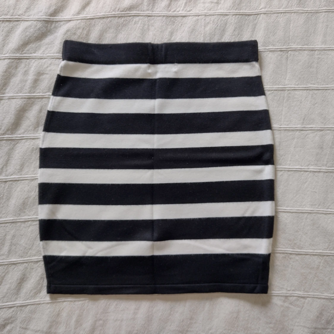 Svart/vit-randig kort kjol - 90