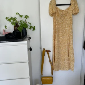 Sommar klänning  - Oanvänd sommar klänning med blommor, Storlek M (säljs då den är för liten, fått i present) står inget om märket! 