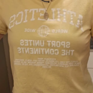 HM Gul Vår Tshirt - Jätte härlig tshirt, speciellt till våren 🌻 Jag har aldrig använt den så den är i toppskick!