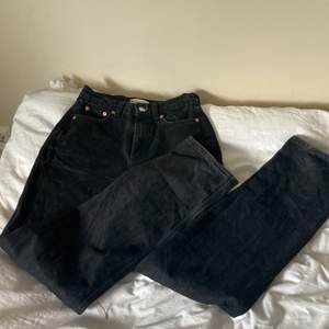 Ett par svarta ginatricot jeans med hål på knäna, storlek 32, silvrig knapp med brons detaljer. Säljer pga att de inte passar mig💗