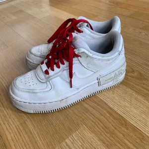Nike air force 1 - Jättefina vita Nike air force 1s. Bra skick går att få bort smutsen. Säljes pga ingen användning. Säljs inte med röda skosnören utan helt nya vita som kom med med aldrig använda.