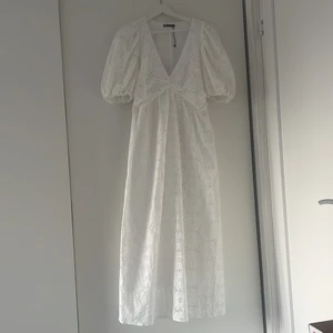 Sommarklänning zara - Säljer denna fina sommar klänning från Zara, köpt i Dubai och aldrig andvänd. Har en dragkedja på vänster sida. Storlek M, var pågränsen för liten för mig, så endast testad. Långklänning 