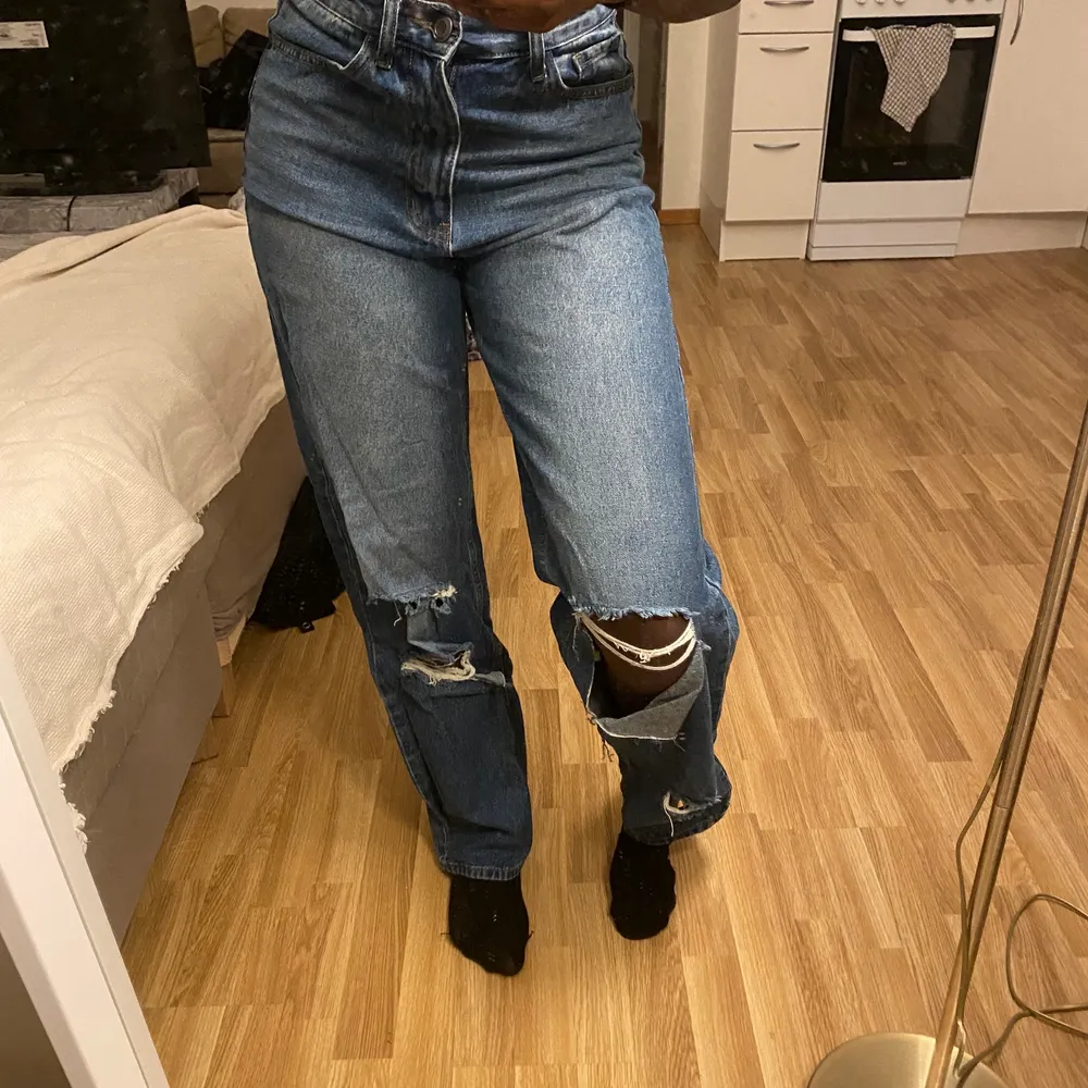 Jag säljer ett par blå straight fit jeans från Boohoo som aldrig använts. Jag är 168/169 cm lång och jeansen är i strl M.. Jeans & Byxor.