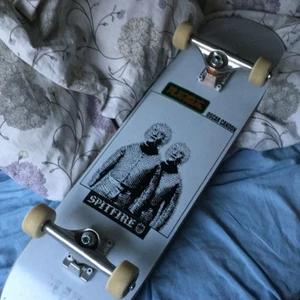 Skateboard  - Den är lite mer andvänd nu men delarna är independent trucks och spitfire hjul med redz 