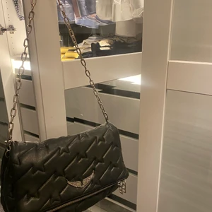 Zadig Voltaire väska - Hej! Jag säljer du min zadig väska som jag haft i över 2 år men är i mycket fint skick fortfarande, då ja använt den försiktigt. Fick i present när jag fyllde år ( ÄKTA SÅKLART ). 💕💕💕