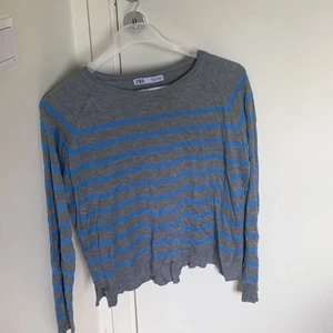 Blå randiga zara tröjan - Blå randiga zara tröjan jag säljer då jag inte har den här stilen längre. Pris kan diskuteras. Kom privat för fler frågor.