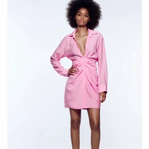 Rosa klänning från Zara - Jag säljer denna superfina klänning ifrån Zara, perfekt inför sommaren💞💕 Den är aldrig änvänd och har även prislappen kvar.  