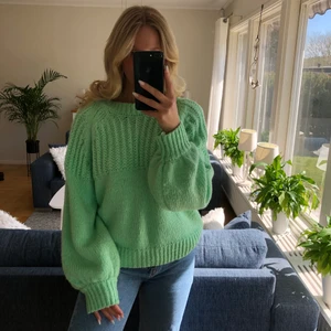 Stickad tröja - Superfin stickad tröja från Nelly. Man knyter den i ryggen med silkesband. Säljer då den inte kommer till användning, som ny!💚 