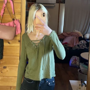 Tröja - Grön tröja med snörning som jag inte använder och där av säljer💕frakt tillkommer 