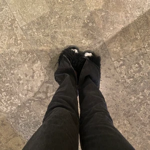 Svarta jeans - Svarta jeans från zara med slits