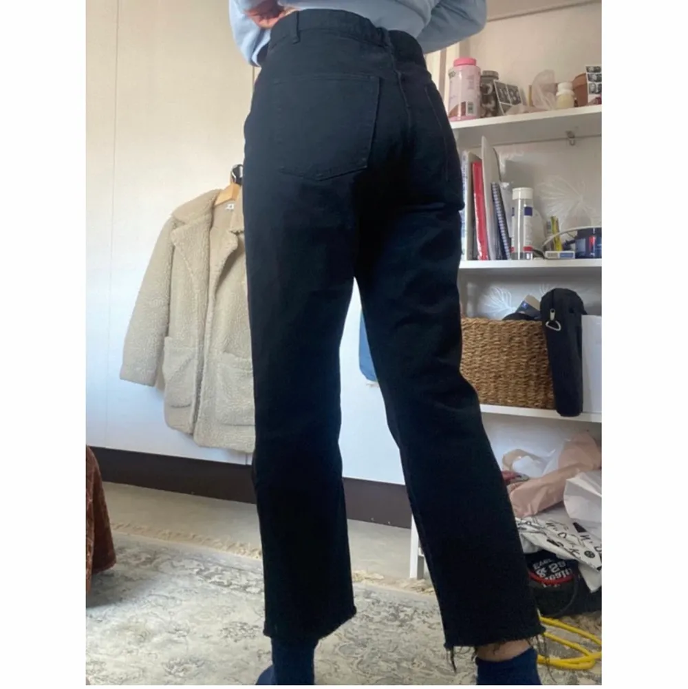 Svarta jeans från zara. Storlek 38. Knappt använda och hela och svarta. Jeans & Byxor.