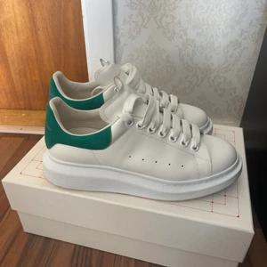 Alexander Mqcueen skor - Säljer mina Alexander Mqueen som jag köpte för ett halvår sedan. Dem är använda ett fåtal gånger och är i perfekt skick! I storlek 41. Köptes för 5000kr