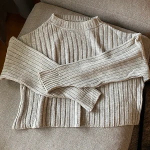 Oanvänd tröja  - Oanvänd stickad tröja