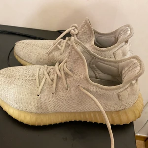 Yeezy Boost 350 v2 Creams - Strl: 43 1/3. Använd rätt så många gånger, dock med inga märkbara slitage osv. Cond: 7.5/10. Original kvitto finns!