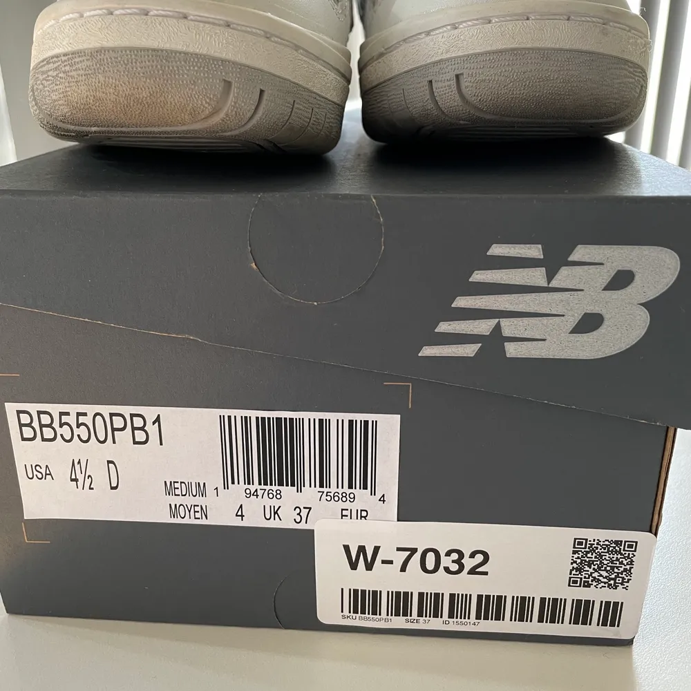 New Balance 550 i white grey med vintage off white mid sole. Använda 2 gånger men måste dessvärre sälja då jag beställde i fel storlek. . Skor.