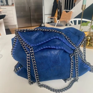 Stella McCartney väska - Stella liknande väska, super fint skick och knappast använd. Så snygg 🤩 används inte längre! Har bud privat! Högsta nu :350!