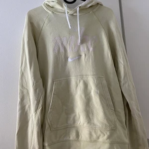 Nike hoodie - Säljer denna Nike hoodie för 150kr eftersom den inte används längre, du står för frakten. Den är lite sliten vid snörena men annars felfri. Den är nytvättad. går att pruta. 