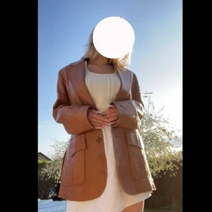 Skinn blazer  - Intressekoll ❓❓ På denna underbara vintage skinn blazern, som sitter lite snyggt oversized på mig som är en s/m. Köpt på Pop Bouitiqe. Äkta läder och i bra skick!!❤️ Hör av er vid intresse!