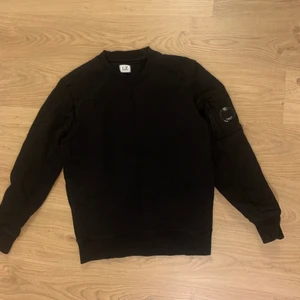 Cp Company tröja  - Mycket fint skick, endast använd 2 gånger. Storlek: S Köptes för 1700kr. Säljes för 900kr , köparen står för frakten.