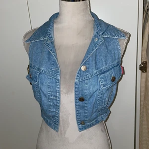 Jeansväst - Väldigt chick i hur den ser ut!!! Väldigt cool passar till allt💓💗 aldrig använd inga defekter, köpare står för frakt en fin blå färg 