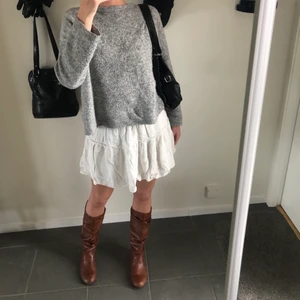 Vit kjol - Sött vitt kjol, passar perfekt till sommaren❤️‍🔥❤️‍🔥, (har en liten fläck som tyvärr inte går bort😢 skriv för bild)