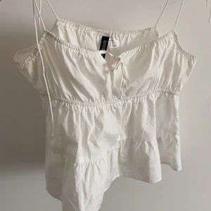 Topp - Säljer en vit söt topp från hm